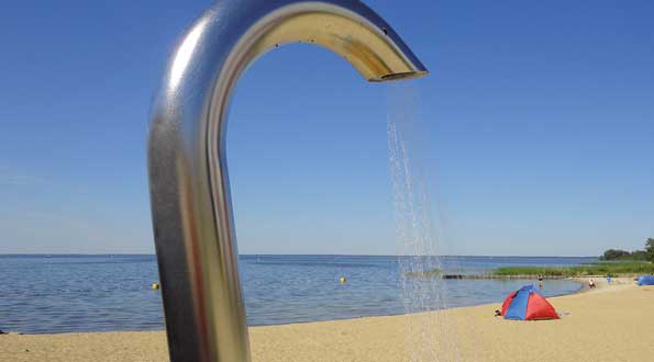 Dusche an einem Sandstrand.