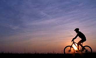 Ein Fahrradfahrer in der Abendsonne. Fahrradverleih Rechlin
