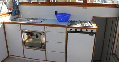 Die Küche eines Hausbootes Mit Herdplatten, Ofen und Spüle
