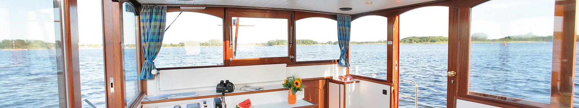 Viele Fenster im Salon eines Bootes garantieren freie Sicht rundherum auf das Wasser.