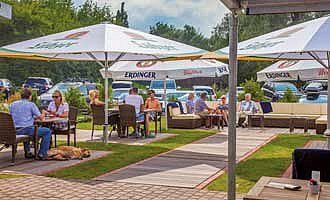 Sonnenterrasse vor dem Restaurant im Hafendorf Müritz.