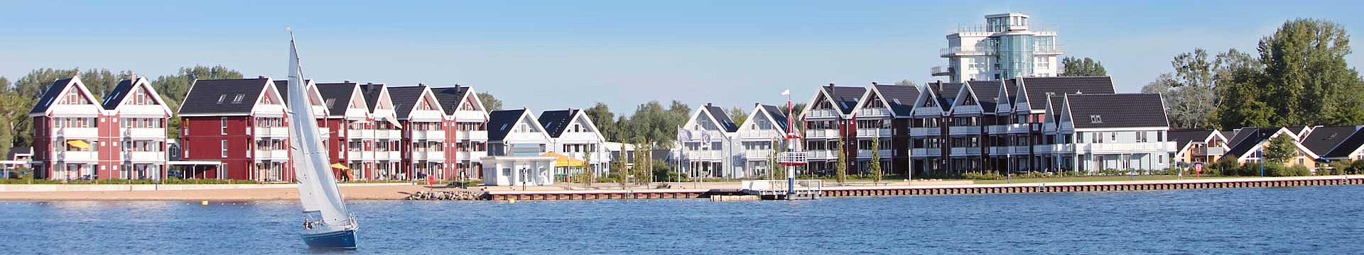 ein Segelboot vor dem Hafendorf Müritz