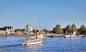 Segelboot vor dem Hafendorf Müritz