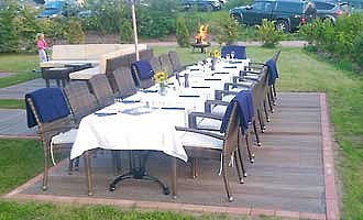 gedeckter Tisch für ca. 15 Personen auf der Terrasse eines Restaurants.
