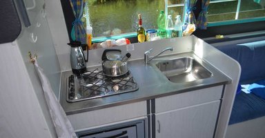 Pantry mit Backofen auf dem Hausboot vetus 1000