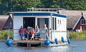 Ein Bungalow auf dem Wasser, außerdem sieht man noch Häuser