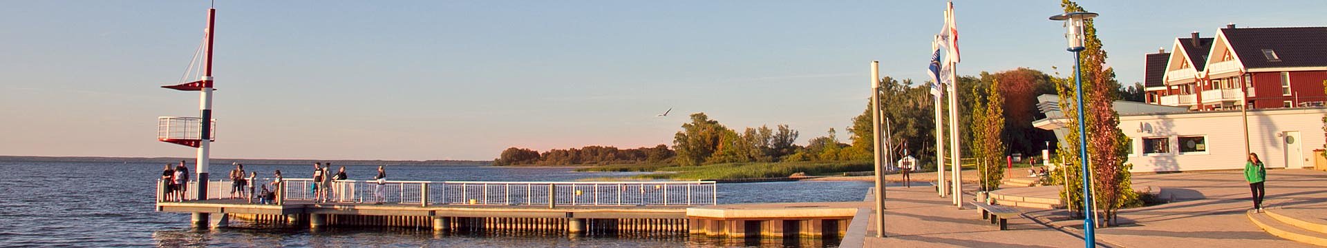 Herbstliche Stimmung an der Mole des Hafendorfs Müritz