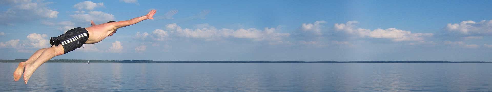 Ein Mann macht einen Kopfsprung ins Wasser.