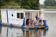 Familie mit dem Febomobil auf der Müritz