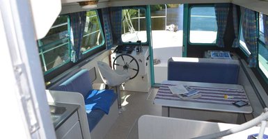lichtdurchfluteter Salon der vetus 1000 auf der Mecklenburgischen Seenplatte bei KUHNLE-TOURS