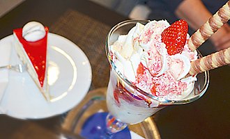 Kuchen und Eis im Captains Inn