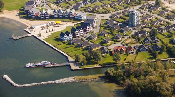 Fahrgastschiff der WEißen Flotte legt auf der Müritz im Hafendorf Müritz an.