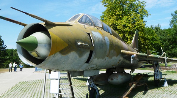 eine ausgestellte Su-22 im Luftfahrttechnischen Musseum beim Hafendorf Müritz