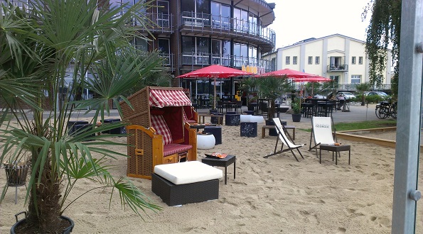 Die Escobar in der Stadt Waren mit Sandstrand und Strandkörben.