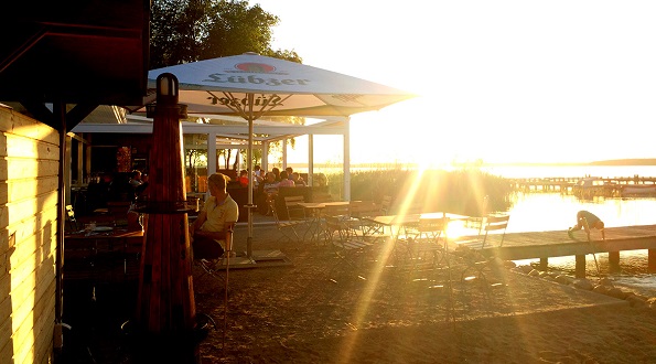 Strandbar im Land Fleesensee im strahlenden Sonnenlicht