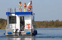 Unser Hausboot Febomobil 990 barrierefrei auf einem See