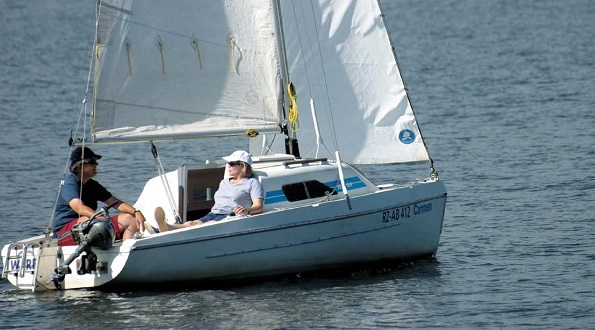 [Translate to Französisch:] Segelboot Jolly Skip Hafendorf Müritz